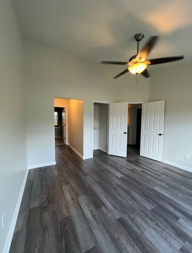 Building Photo - 3 bedroom 2.5 bathroom Nashboro Village To...