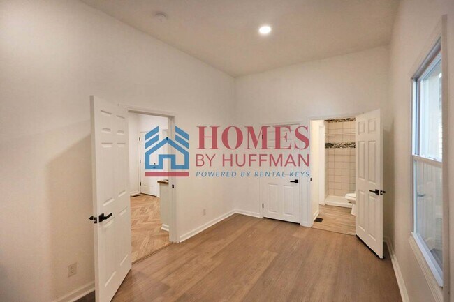 Building Photo - 910 Harriet St