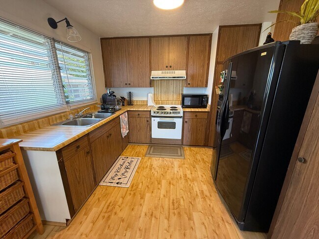 Building Photo - Ocean View 3 Bedroom Duplex Available Now in Kaimuki