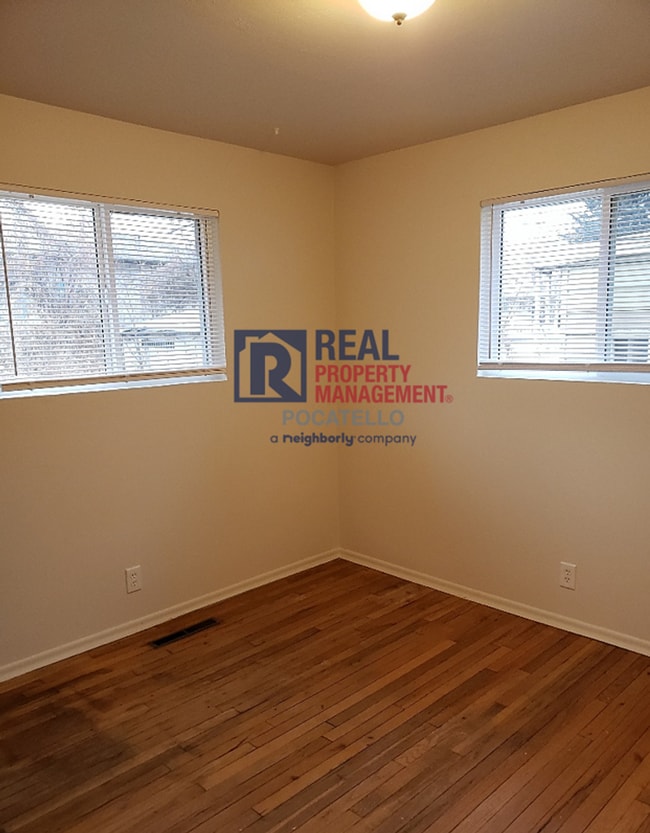Building Photo - 3 Bedroom 1 Bath Home - 1 car garage - PET...
