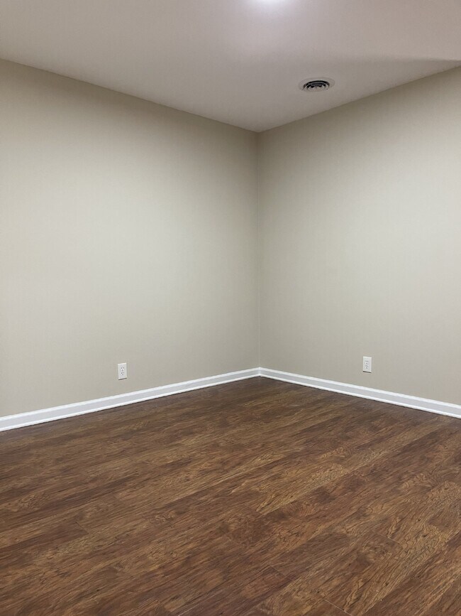 Building Photo - "Charming 3-Bed Townhouse with Cozy Fireplace in Prime Nashville Location – 1600 Sq Ft of Comfort!"