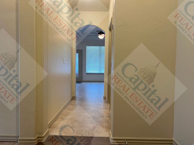 Building Photo - Charming 3 Bedroom