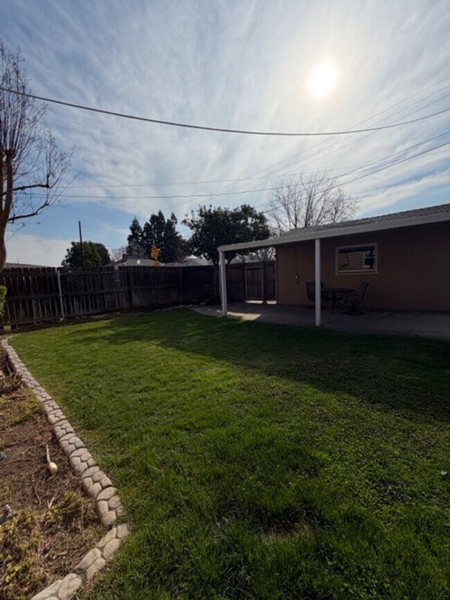 Building Photo - Charming 3-Bedroom Home on a Corner Lot