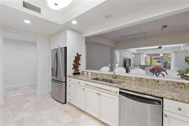 Building Photo - 300 Beach Dr NE