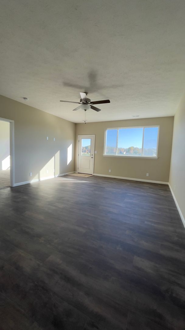 Building Photo - Newer Ranch...3 Bedroom 2 Bath with den/office
