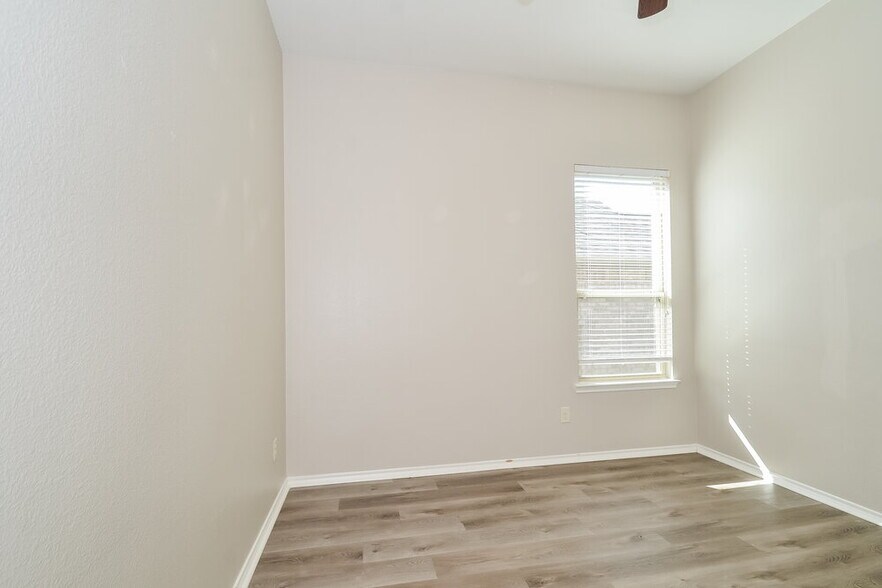 Building Photo - 1805 Lake Pine Dr
