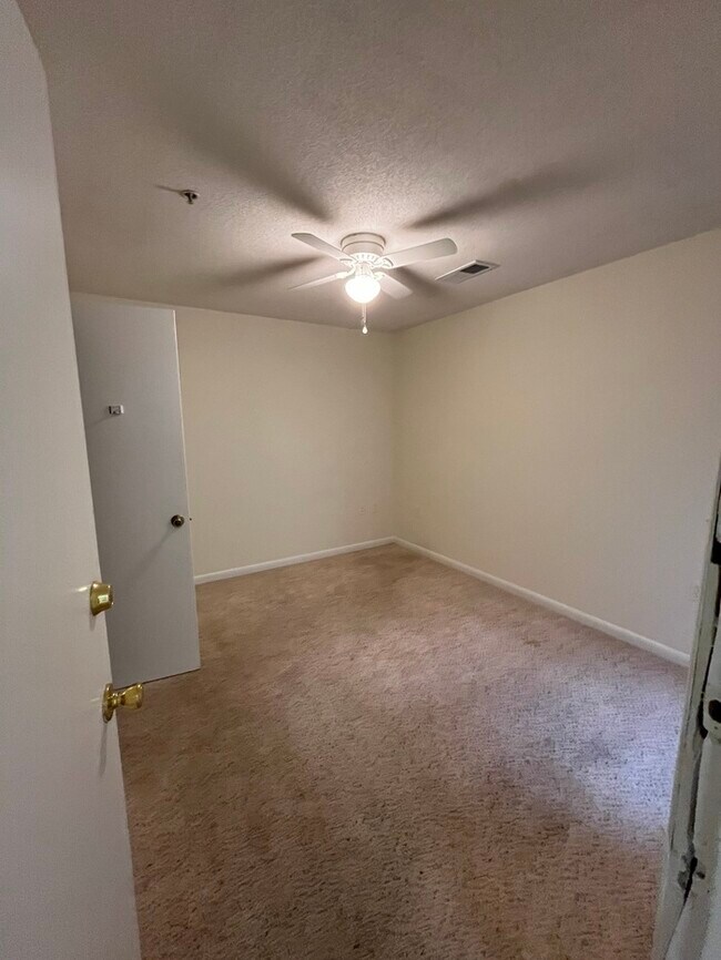 Building Photo - Don't Miss Out! 4 Bed 4 Bath! Washer/Dryer included!