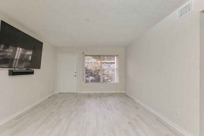 Building Photo - 2 bed + den 2 bath condo, just 2.5 miles from the beach!