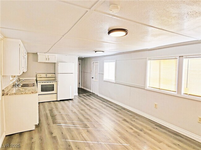 Building Photo - 2220 W Bell Vista Ave