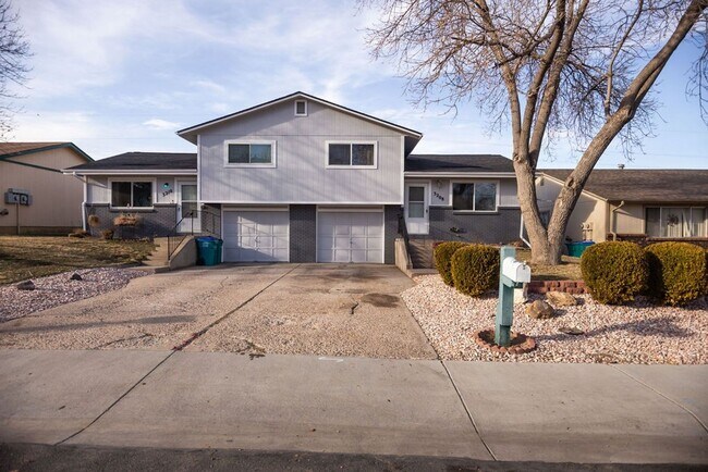 Building Photo - 3208 Spruce Dr