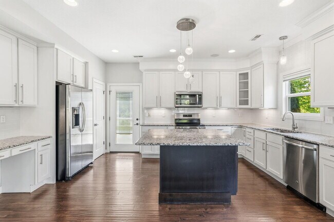 Building Photo - 2414 Nottoway Dr