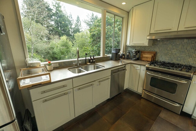 Building Photo - 1072 Keeler Ave
