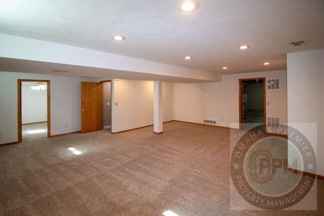 Building Photo - Fall Move in Special $800.00 off Deposit!!!  4 Bed Ranch House in Millard School District