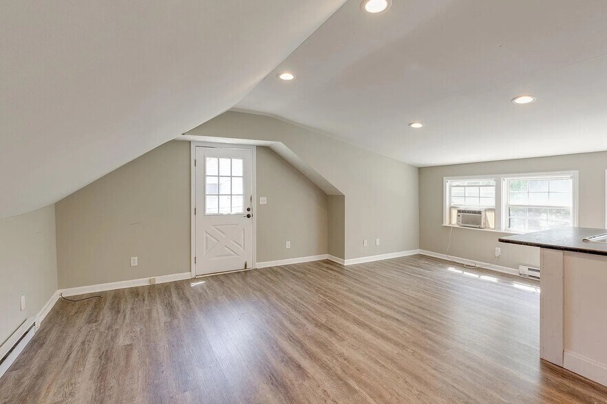 Living Dinning Entrance - 253 Thuss Ave