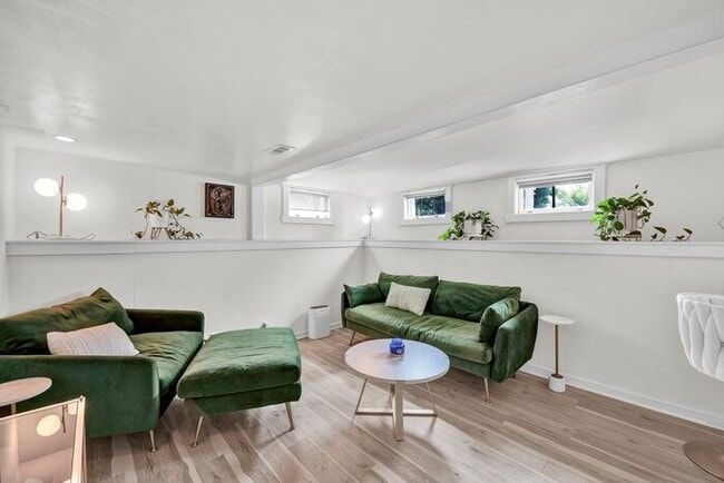 Building Photo - Elegant 1BR Basement Suite in Downtown His...