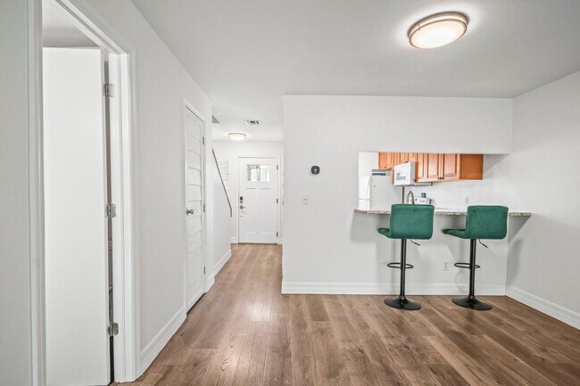 Building Photo - Beautifully updated 2-bedroom, 1.5-bathroo...