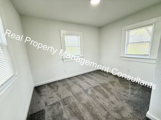 Building Photo - $500 off Frist Months Rent on Spacious 4 B...
