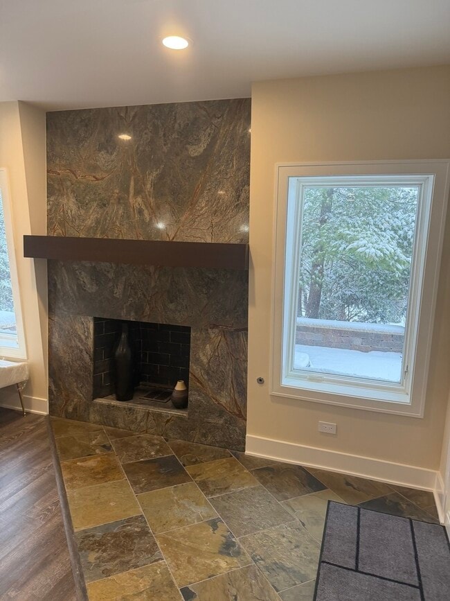 Building Photo - 525 Senon Dr