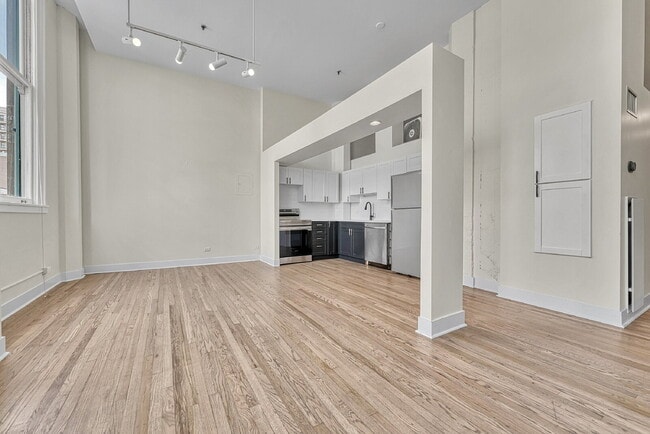 Building Photo - $1,695.00, 1 bed1 bath Updated Condo locat...