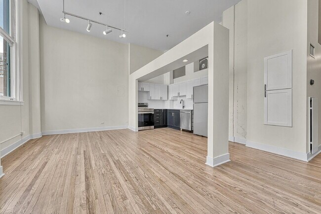 Building Photo - $1,895.00, 1 bed1 bath Updated Condo locat...