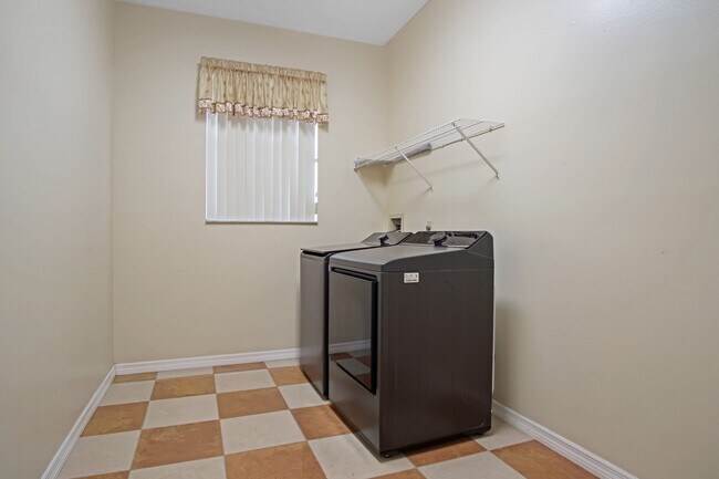 Building Photo - Spacious Home on Oversized Lot Now Availab...
