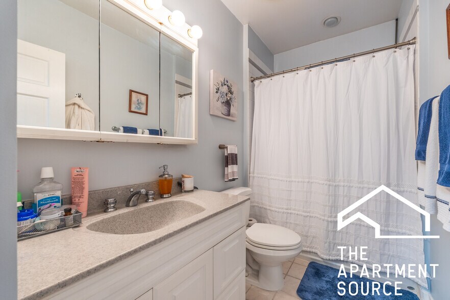 Building Photo - 1723 N Wood St