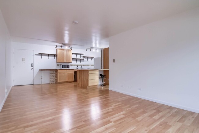 Building Photo - Large Condo in Cap Hill Area!