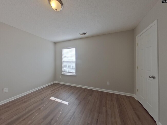 Building Photo - 349 Denman Loop