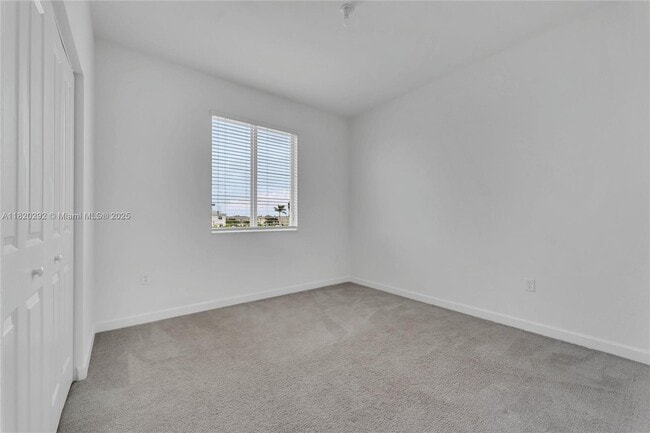 Building Photo - 725 SE 14th Ct