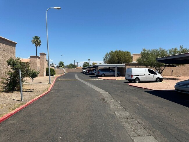 Building Photo - Spacious 4BR Townhome in Phoenix