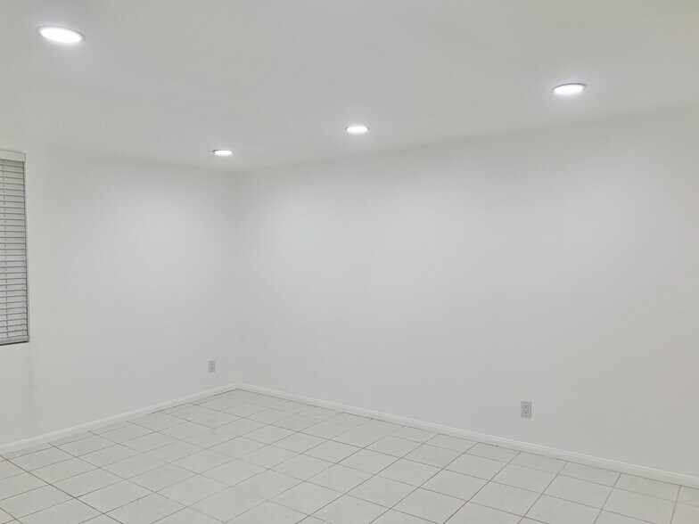 Building Photo - 5301 Balboa Blvd