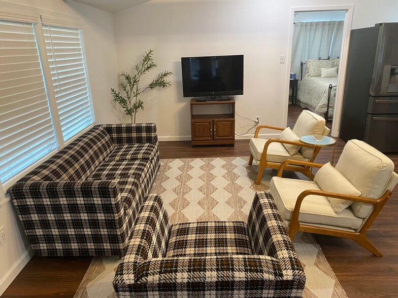 Building Photo - 802 E 26th St