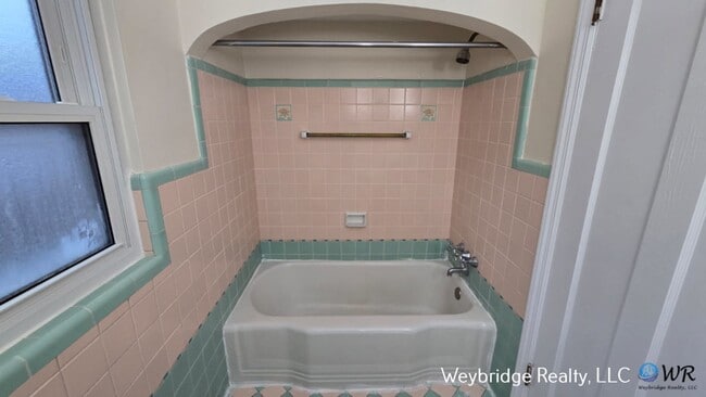 Building Photo - Cozy 2BD 1BTH Cape Cod in College Hill