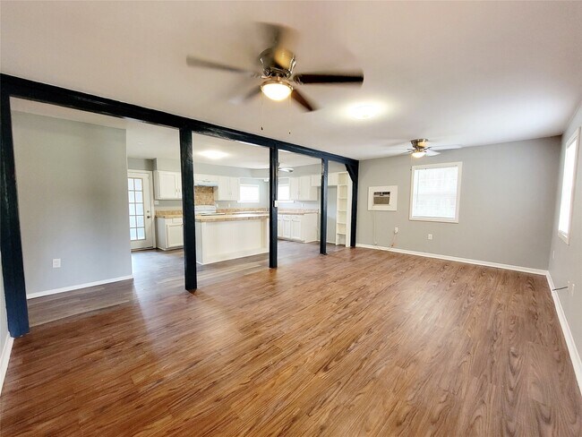 Building Photo - 15590 Magnolia Park