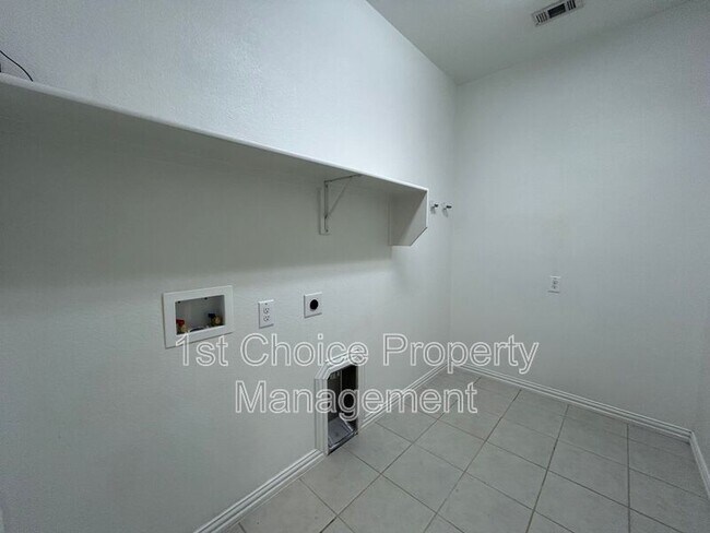 Building Photo - 952 Pinnacle Ridge Rd