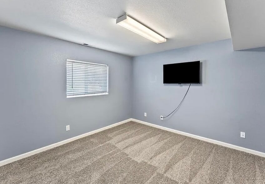 Private Family space down stairs - 7390 Sue Ln