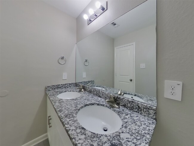 Building Photo - 15673 Briar Frst Dr