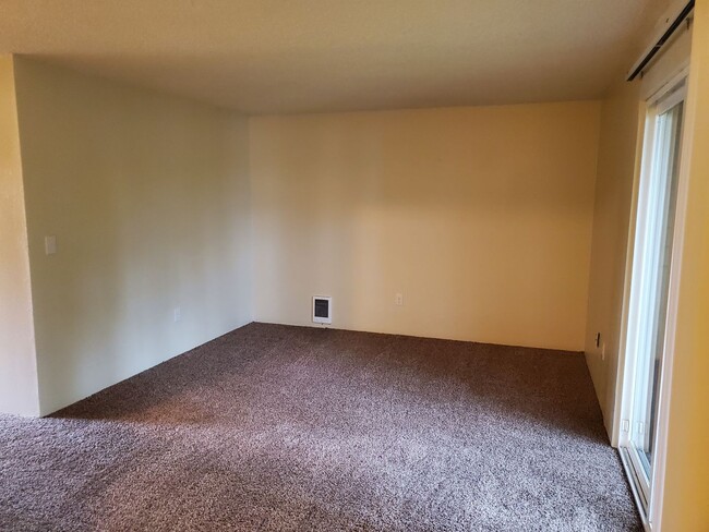 Building Photo - 2 bedroom 1 bath Lower Level Apartment in ...