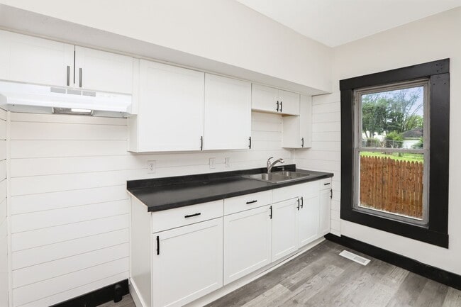 Building Photo - Check out this spacious 2bdr home for rent!