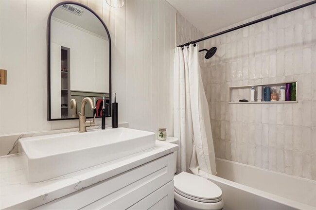 Building Photo - 1202 Hughmont Dr