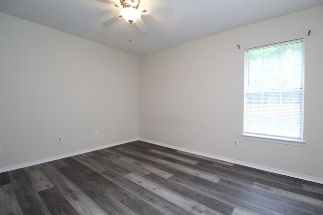 Building Photo - 3BR/2BA Home Near UWF with High Ceilings, Large Backyard Deck & Fully Fenced Yard