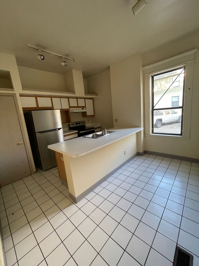 Building Photo - 194 E 14th Ave