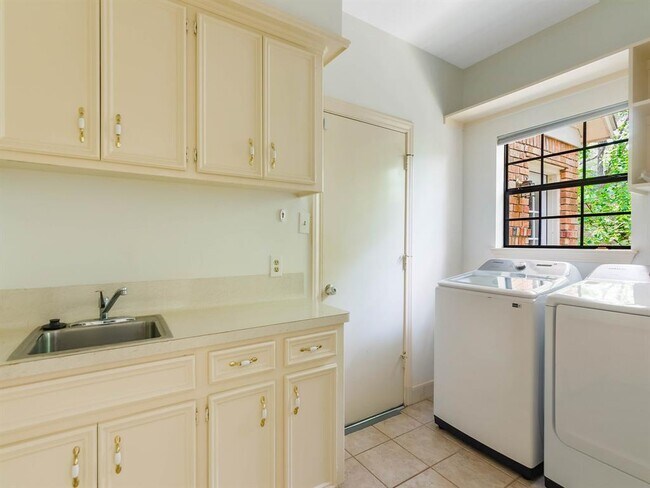 Building Photo - 33 Sweetleaf Ct