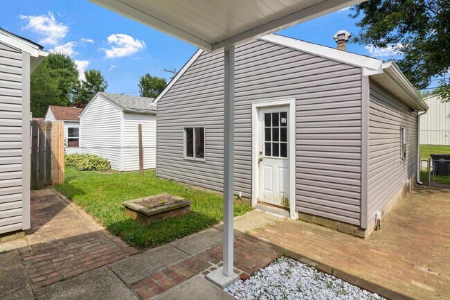 Building Photo - 261 Sunset Dr S