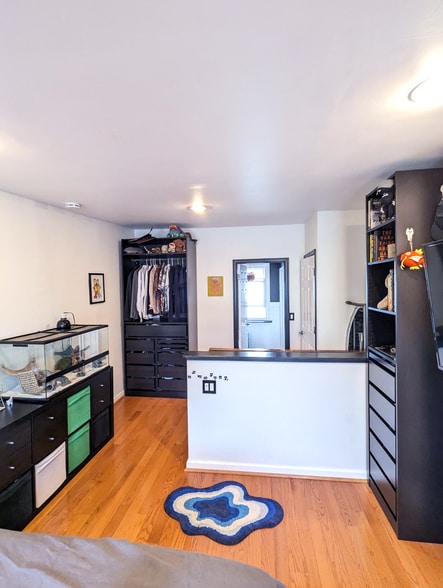 Private master bedroom suite on the 3rd floor - 1138 Day St