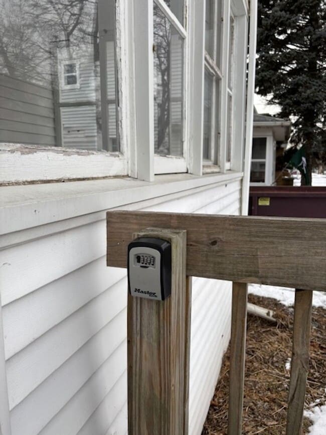 Building Photo - 4 Bed, 2 Bath Single Family Home