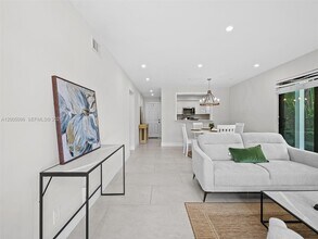 Building Photo - 1305 SE 1st St