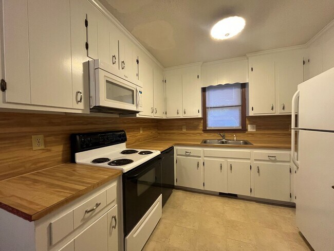 Building Photo - Spacious 2BR, 2.5BA Townhome Near NCSU! LEASE NOW FOR ONE MONTH FREE!