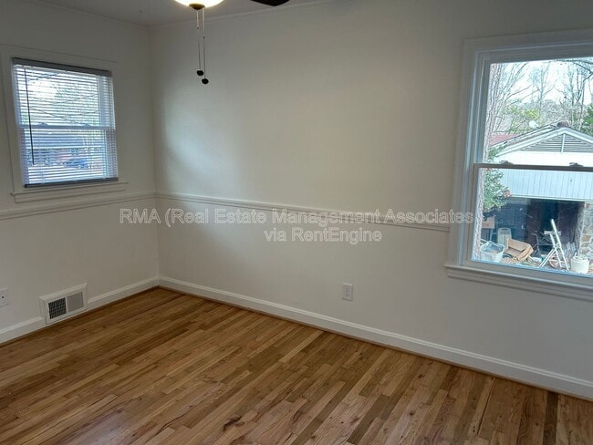 Building Photo - 216 Hillandale Dr