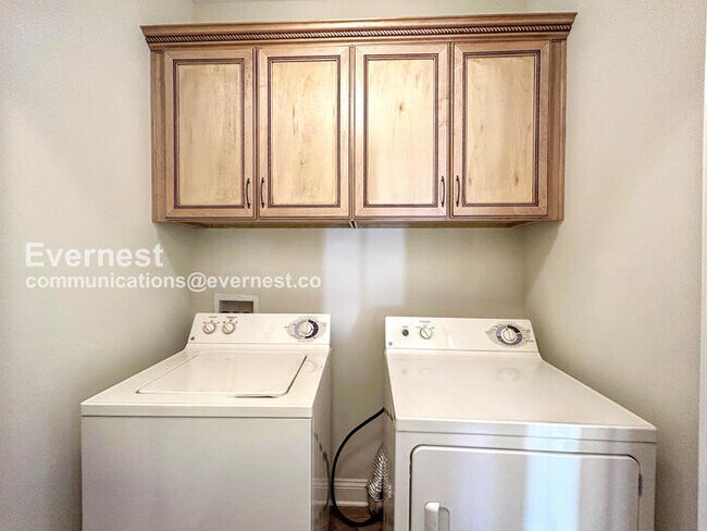 Building Photo - $500 off the first month’s rent! 2 Bed/4 Bath Condo with Detached Garage / Pet-Friendly / Availab...